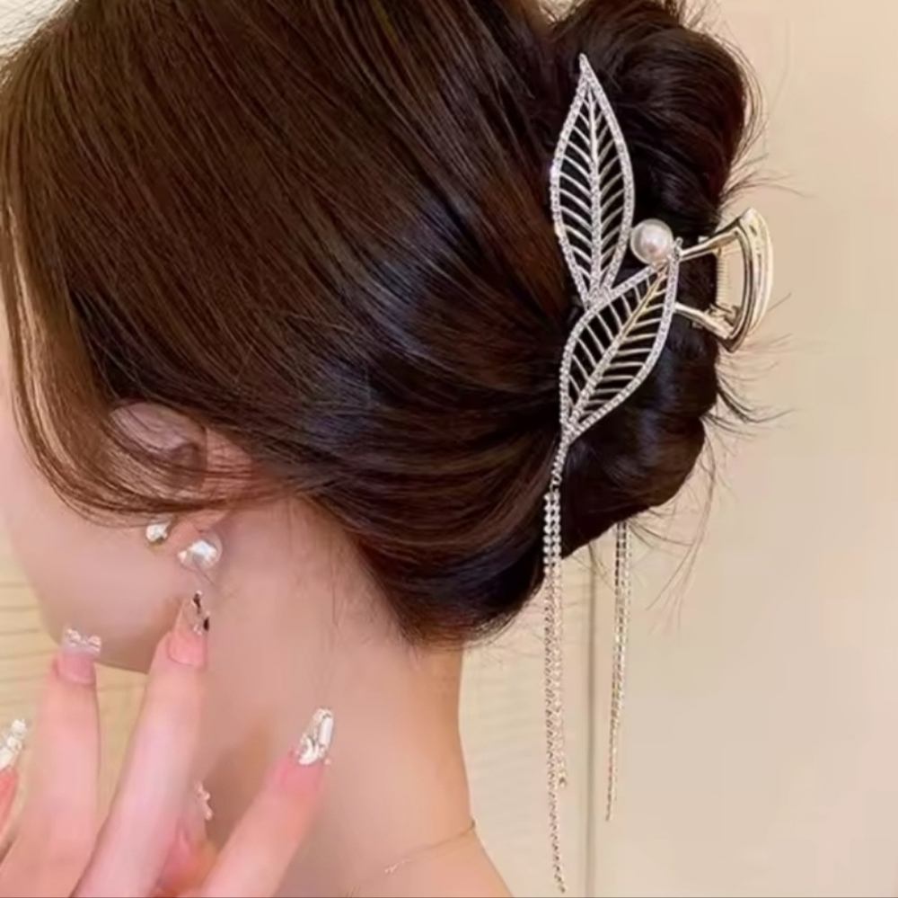 Brand New Silver Tone Leaf Rhinestone Dangle Hair Claw Clip